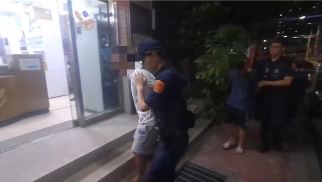 3名嫌犯被警方带回警局调查。（警方提供）