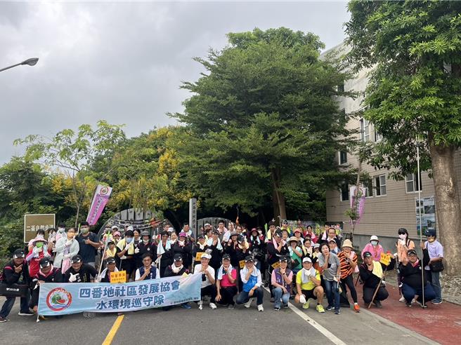 ，四番地社区发展协会8年前认养步道的维护工作，今（21日）再发动近百人清除蔓泽兰。（周丽兰摄）
