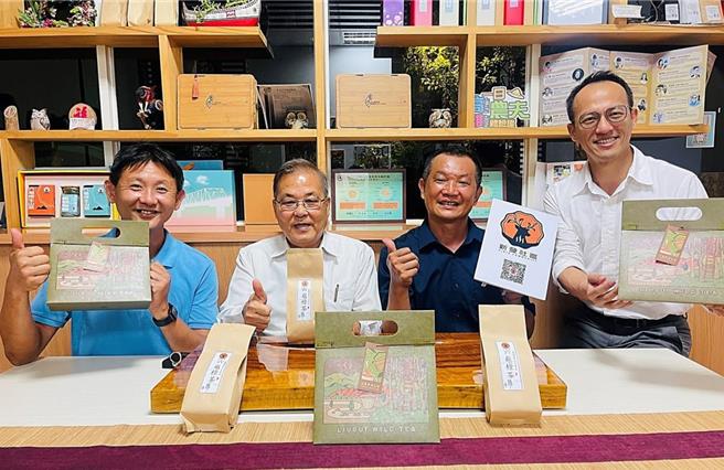 高市府农业局将延续六龟山茶模式，辅导高市更多农村再生转型，营造良好的农业生产环境，图左二为农业局长张清荣。（高雄市农业局提供／林雅惠传真）