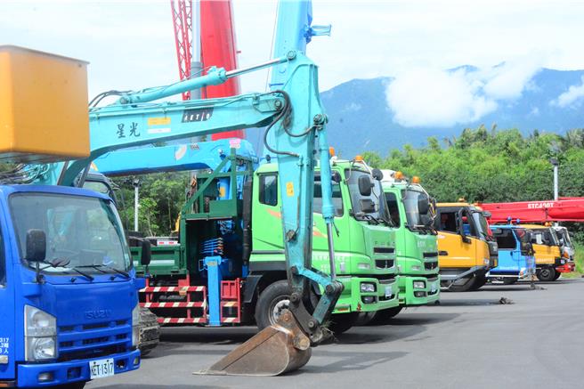 民间自发组成重机械防灾协会，会中进行重机械设备展示，堆高机、吊车、怪手及卡车等，高度可达近20楼的吊臂。（王志伟摄）