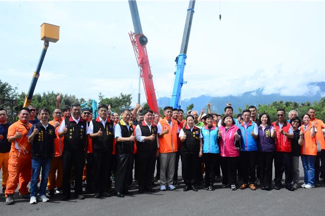 花莲县重机械防灾协会特殊救援队成立大会，县长徐榛蔚感谢民间自主防灾共识，为守护花莲安全尽心努力。（王志伟摄）