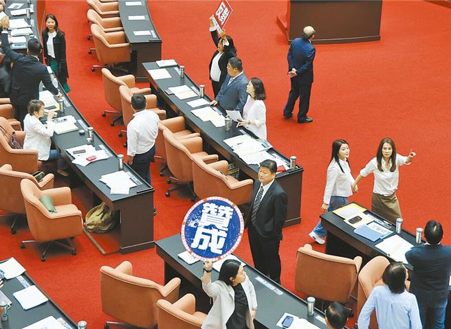 绿党团也反击，昨天退回总预算，是一种无差别式的攻击，各项预算全遭殃，国人从老至幼、不分男女、无分南北，都无端受累全民陪葬，为了对抗民进党，不惜毁了国家。（姚志平摄）