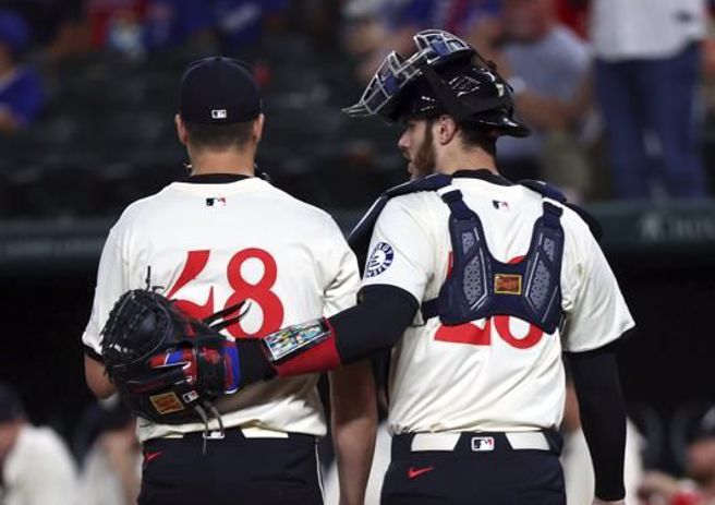 游骑兵投手迪葛朗（左）与捕手海因。（美联社）