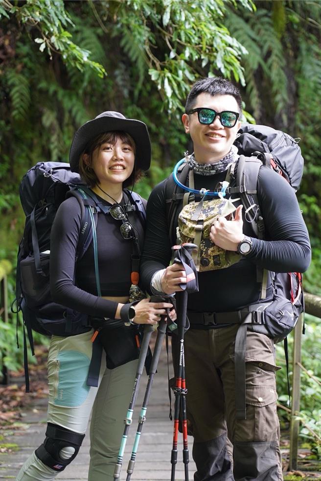 林松骏（松松）、张莉敏（拉亚）都热爱自然生态，爬山是两人共同兴趣。（林松骏提供）
