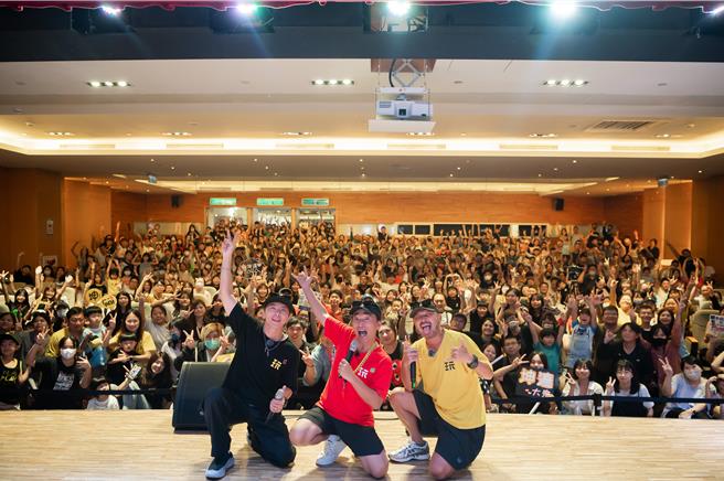 吳宗憲帶領坤達、KID快閃高雄舉辦見面會。（綜藝玩很大提供）
