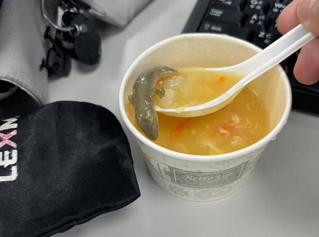有網友指控高雄某湯包店玉米湯撈到壁虎，讓網友直呼超噁。（翻攝自Threads／任義宇高雄傳真）