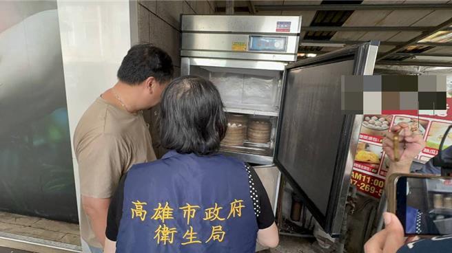 衛生局前往稽查發現多項缺失要求限期改善，該店家老闆則澄清說包裝根本不同，懷疑遭網友惡搞。（高雄市衛生局提供／任義宇高雄傳真）