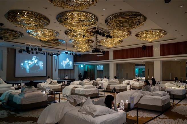 「天夢之床 24小時不睡覺挑戰賽」祭出一系列趣味助眠障礙關卡，只要參賽者閉上眼睛10秒，抵擋不了睡意就被宣告出局。（圖／桃園大溪笠復威斯汀度假酒店）