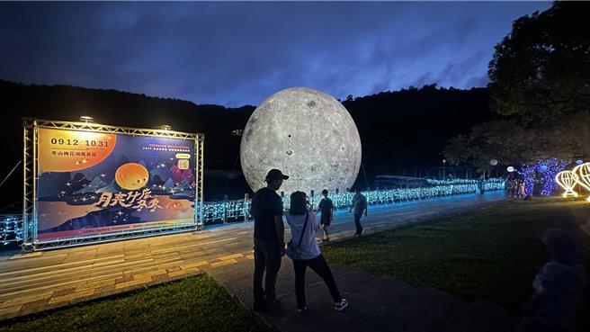 宜蘭縣冬山鄉公所今年在梅花湖風景區舉辦「月亮什麼冬冬」，活動亮點巨型月球在中秋節當天破損，現已修復完成。（冬山鄉公所提供）