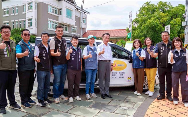 今在水上鄉水崛頭廣場舉辦幸福小黃通車典禮，嘉義縣長翁章梁、水上鄉長林緗亭會同各級民代歡慶通車。（嘉義縣政府提供／呂妍庭嘉義傳真）