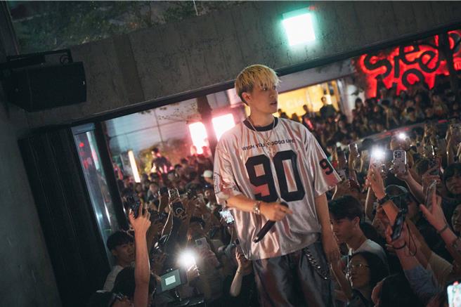 周汤豪信义区快闪演出。（环球音乐提供）