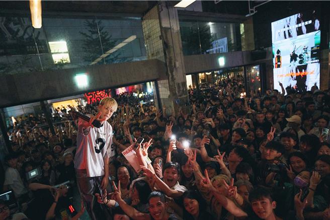 周汤豪20日晚间快闪信义区演出。（环球音乐提供）