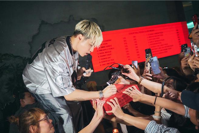 周汤豪20日晚间快闪信义区演出。（环球音乐提供）