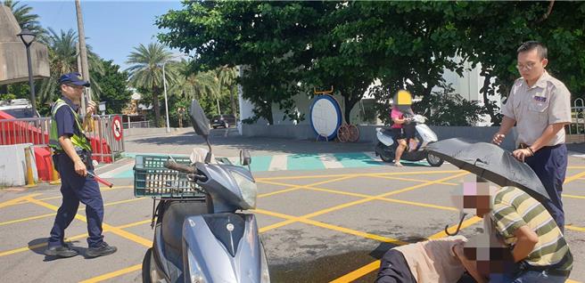 台中市龙井区公所附近观光路20日上午10时36分发生2部机车擦撞事故，造成93岁陈姓老翁倒地，获报员警立刻持伞替陈翁遮阳，龙井区公所工班人员也到场协助指挥、清理现场，满满人情味让「台湾最美风景」再现。（警方提供／潘虹恩台中传真）