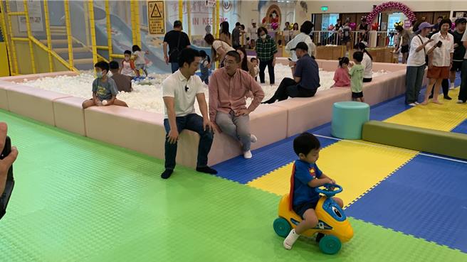 基隆市長謝國樑今日邀請台北市長蔣萬安參訪七堵室內兒童樂園，蔣萬安還特別帶了「二寶」一同暢玩兒童樂園設施，呼籲民眾10月13日投下不同意罷免票。（徐佑昇攝）