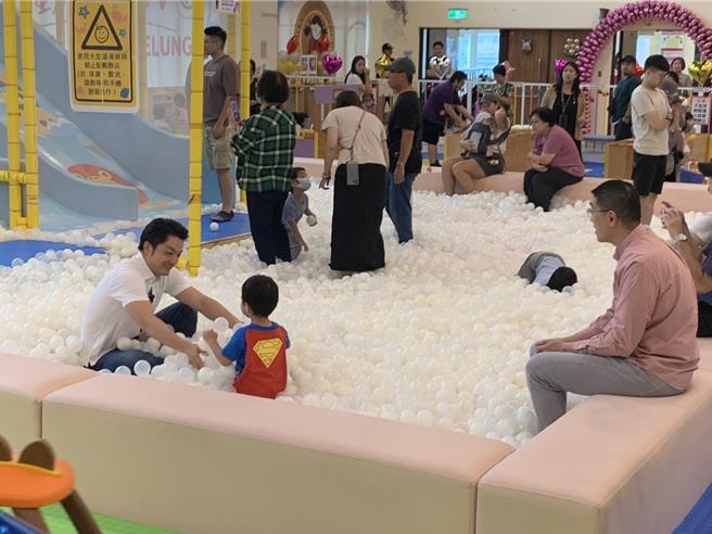 基隆市長謝國樑（右一）今日邀請台北市長蔣萬安（左一）參訪七堵室內兒童樂園，蔣萬安還特別帶了「二寶」一同暢玩兒童樂園設施，呼籲民眾10月13日投下不同意罷免票。（徐佑昇攝）