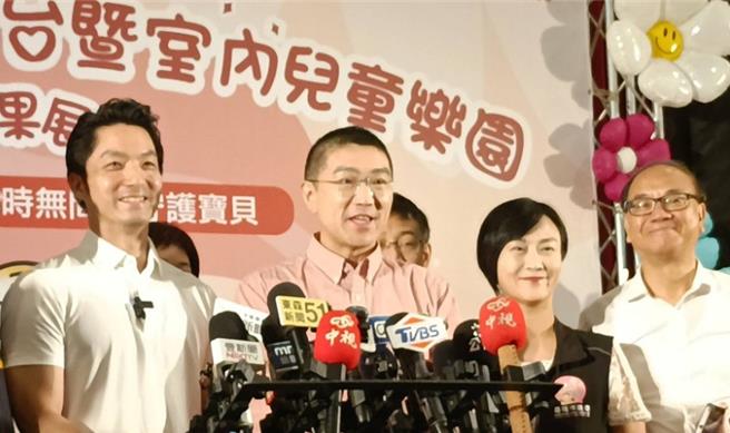 基隆市長謝國樑（中）今日邀請台北市長蔣萬安（左一）參訪七堵室內兒童樂園，蔣萬安還特別帶了「二寶」一同暢玩兒童樂園設施，呼籲民眾10月13日投下不同意罷免票。（徐佑昇攝）