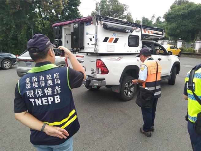 台南市關子嶺溫泉美食節21日晚間開幕，台南市白河警分局一早在白河區市172線榮民之家前執行環警監聯合稽查。（讀者提供／張毓翎台南傳真）