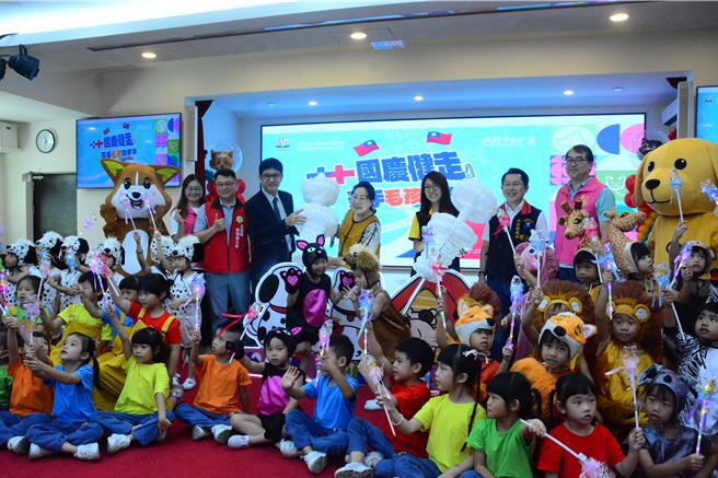 花莲县政府20日在礼堂举办「2024双十国庆健走-牵手毛孩齐步走」活动宣传，幼稚园小朋友妆扮可爱动物，与县长徐榛蔚一同宣传健走等活动内容。（王志伟摄）