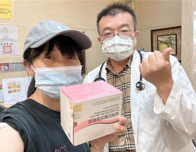 高端疫苗與台中施勝桓診所合作釋出200支四價流感疫苗供19至49歲青壯年免費接種，疫苗包裝已由綠色系改為粉紅色。（施勝桓提供／馮惠宜台中傳真）