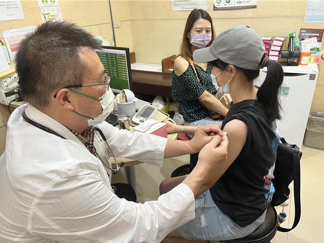 從事電子業的44歲連小姐和閨蜜開3小時的車到台中接種，她表示，其他地方打不到，去年她接種後完全沒得流感，效果超乎預期。（馮惠宜攝）