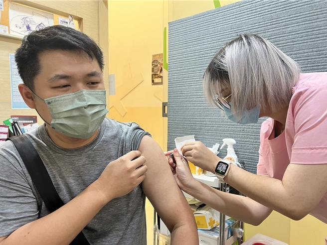 高端疫苗與台中施勝桓診所合作釋出200支四價流感疫苗供19至49歲青壯年免費接種，開打2日反應熱烈，疫苗所剩無幾。（馮惠宜攝）