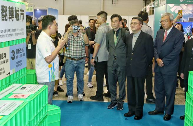 行政院长卓荣泰（前右二）21日参观「第六届危老+都更博览会」。（赵双杰摄）