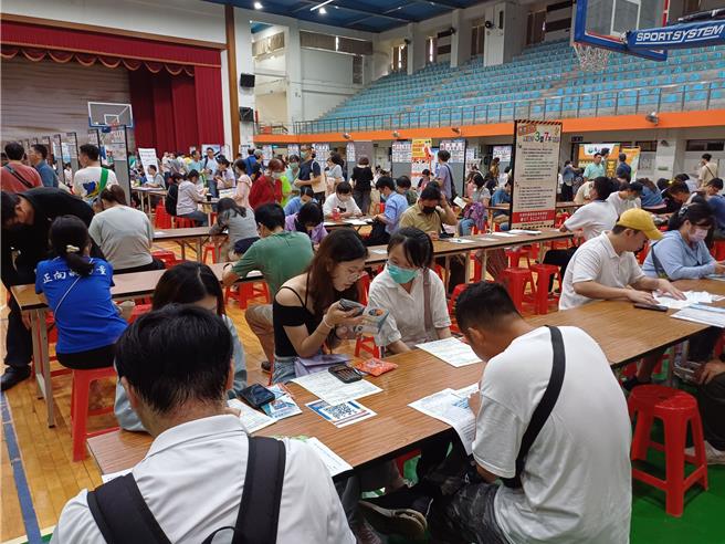 高雄市劳工局在高雄中学体育馆举行大型徵才活动，43家厂商参与，到场求职的民眾非常踊跃。（高市劳工局提供／郭良杰高雄传真）