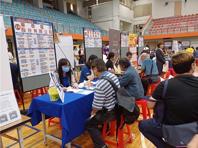徵才活动中有不少中高龄求职者前往找寻适合的工作。（高市劳工局提供／郭良杰高雄传真）