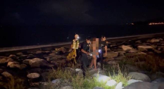 男子深夜徘徊太平洋公園險遭大浪吞噬。（圖警方提供／簡銘柱翻攝）