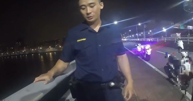 台北橋往三重方向，日前有一名男子不明原因獨自坐在橋的中段。（圖 / 劉詠韻翻攝）