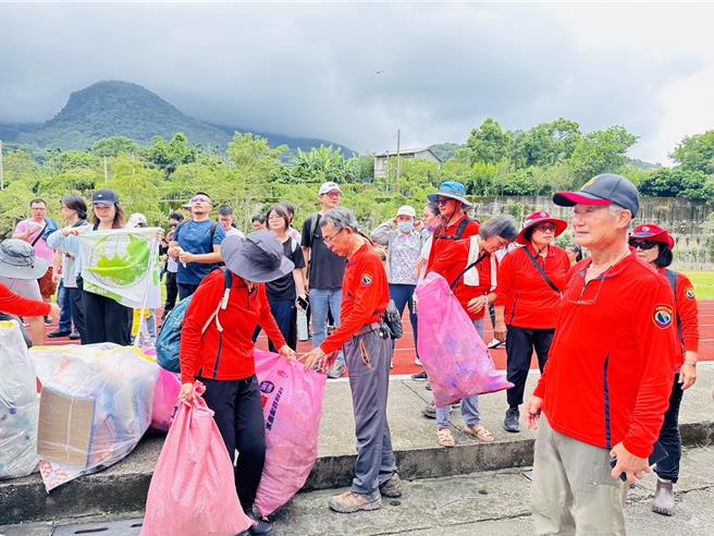 大台南登山協會21日近200名協會成員、企業員工及國家森林志工到關子嶺大凍山淨山。（大台南登山協會提供／張毓翎台南傳真）