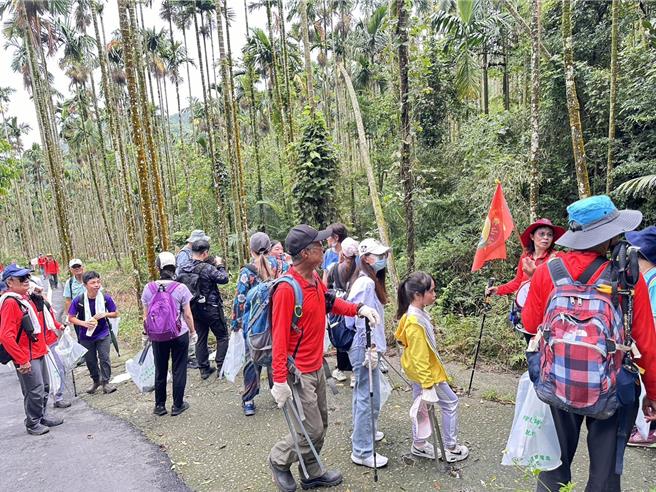大朋友帶著小朋友參加淨山。（大台南登山協會提供／張毓翎台南傳真）