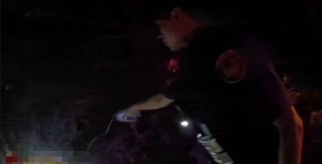 花蓮分局民意派出所員警巡邏時發現一處草叢有廢棄物正在燃燒，火勢隨時可能蔓延。（圖警方提供／簡銘柱翻攝）