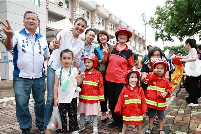 南投县国家防灾日暨921震灾25周年防灾宣导活动，21日在县立体育场前广场举办，县长许淑华（后左2）亲自参与，与民眾互动。（照片由南投县政府提供）