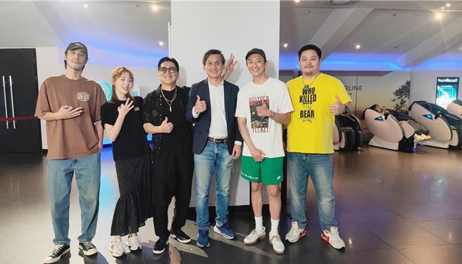 国民党立委叶元之（右三）服务处近日乔迁至板桥小远百附近，特别举办了一场「角头-大桥头」电影欣赏会，让民眾去服务处领票，藉此宣传服务处地点。（立委叶元之提供）