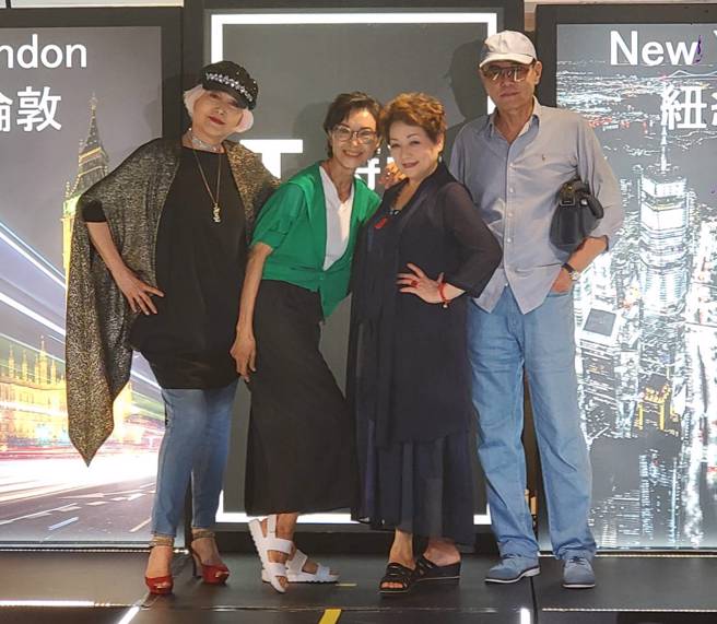 资深艺人包翠英(左起)、陈淑丽、贝心瑜、崔守平(右1)。（陈珈萤摄）