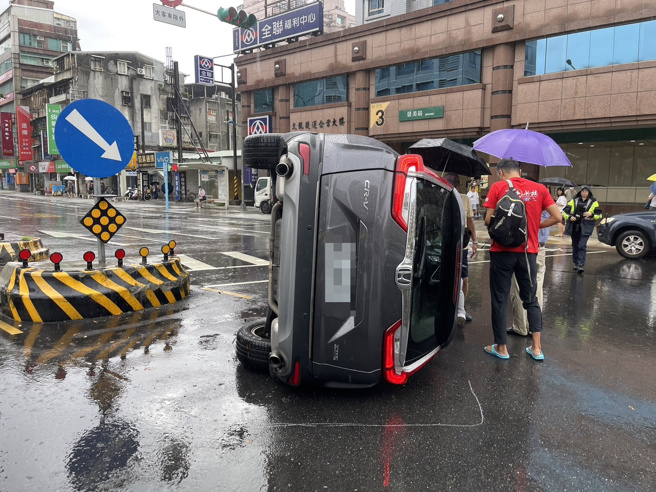 台北市文山區羅斯福路六段景美捷運站前發生一起翻車車禍，駕駛疑似轉彎時未注意自撞行人避車灣安全島側翻。（圖／簡銘柱翻攝）