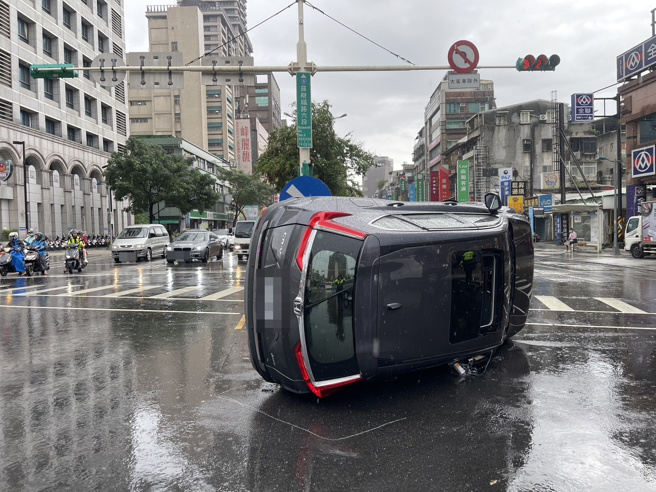 台北市文山區羅斯福路六段景美捷運站前發生一起翻車車禍，駕駛疑似轉彎時未注意自撞行人避車灣安全島側翻。（圖／簡銘柱翻攝）