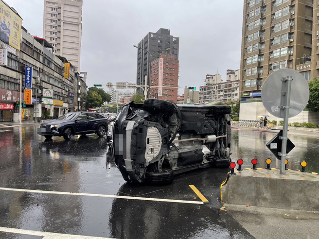 台北市文山區羅斯福路六段景美捷運站前發生一起翻車車禍，駕駛疑似轉彎時未注意自撞行人避車灣安全島側翻。（圖／簡銘柱翻攝）