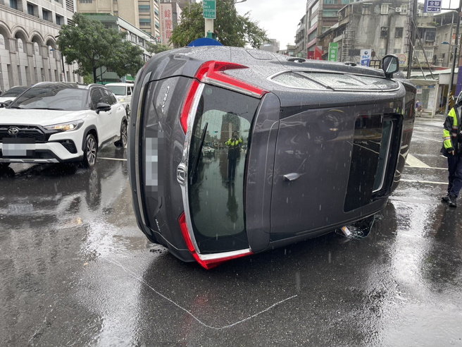 台北市文山區羅斯福路六段景美捷運站前發生一起翻車車禍，駕駛疑似轉彎時未注意自撞行人避車灣安全島側翻。（圖／簡銘柱翻攝）