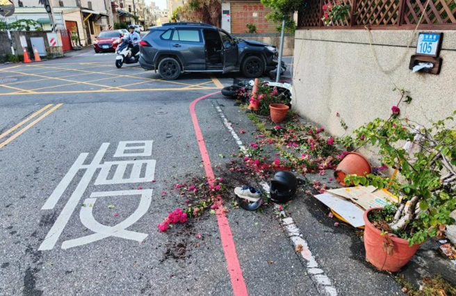 花東防衛指揮部鄭姓士兵，昨上午騎乘行經花蓮縣華興街時，疑行駛速度過快撞上小客車。（圖 / 翻攝畫面）