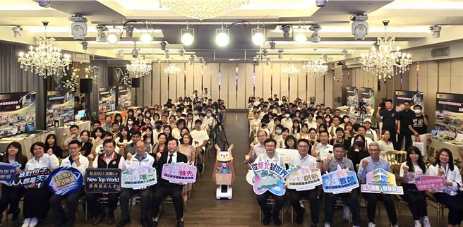 新北市教育局今（21）日舉辦「技藝無界，視野無限：四大航線國際見學成果發表會」展示多元國際見學成果。（新北教育局提供）