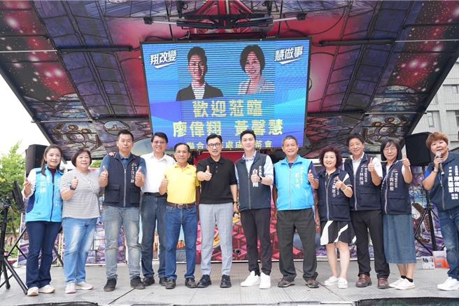 台中市立委廖伟翔、市议员黄馨慧21日举行联合服务处搬迁茶会，现场热闹滚滚，却遭人检举新的联合服务处是违建，台中市都发局将排拆。（廖伟翔提供）