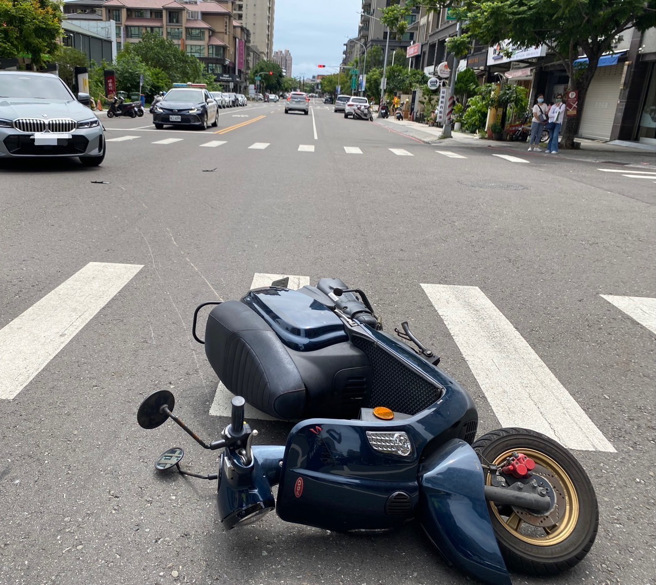 高雄市鼓山區今日（21日）上午發生一起車禍事故。（圖警方提供／簡銘柱翻攝）