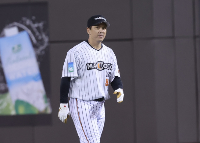 中信兄弟老将周思齐在引退主题周赛前穿上昔日诚泰Cobras球衣。（姚志平摄）