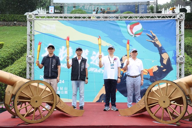 启动仪式由(左起)台中市政府教育局体健科长尤敦正、台中市政府运动局代理局长游志祥、永信杯排球赛大会副会长 李其澧、中华民国排球协会理事长龚建荣出席进行。(永信杯提供)