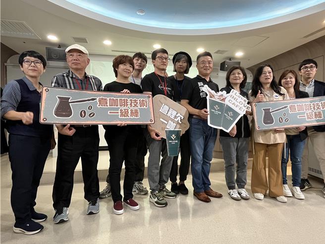 立委顏宽恒（中）到场替参赛学生加油打气，盼选手灵感激发更多的「创意咖啡」。（张妍溱摄）