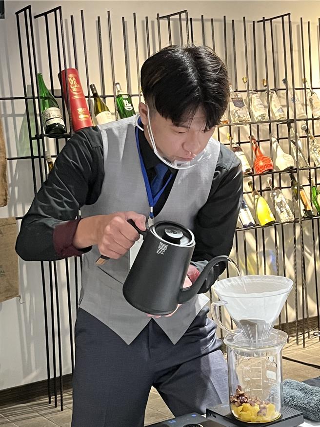 景文科大餐饮管理系大四男学生林永升说，凤梨心跟渣有很好的口感及风味，丢掉可惜，因此溶入咖啡内，散发出浓浓果香，亦增添不同层次甜味。（张妍溱摄）