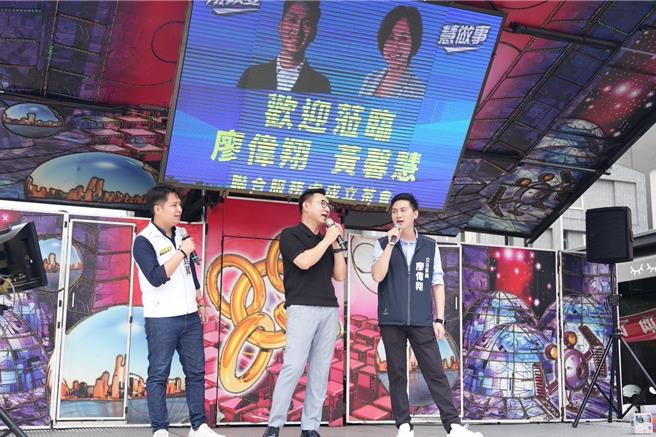 立委廖伟翔、议员黄馨慧联合服务处搬迁，立法院副院长江启臣上台高歌。（廖伟翔提供）